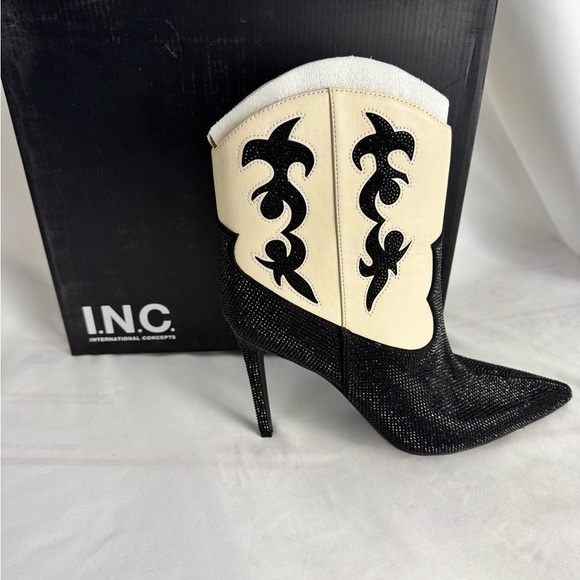 INC International Concepts‎ Black and Cream Heeled Boots​ - Picture 3 of 6